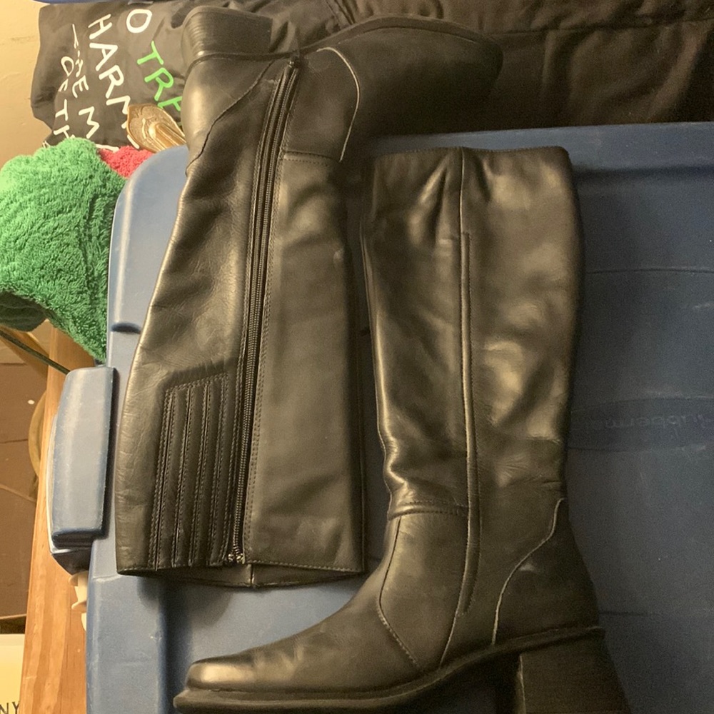 Earth Shoe bl below the knee sq toe leather boots with 1” heel. Women Size 6.5